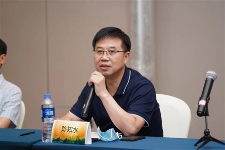 图片包含 人, 室内, 桌子, 男人

描述已自动生成