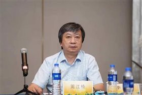穿白色衣服的男人在喝饮料

描述已自动生成