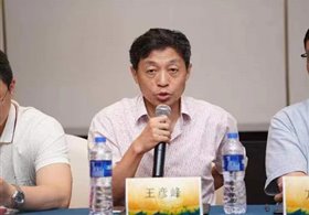 男人和女人在喝饮料

描述已自动生成