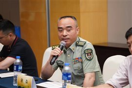 一群人正在用餐聊天

中度可信度描述已自动生成