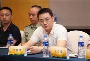 桌子上放着笔记本电脑的人

低可信度描述已自动生成