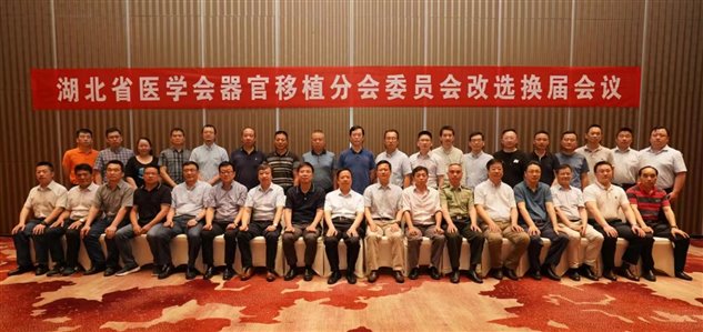 一群人站在台上

低可信度描述已自动生成