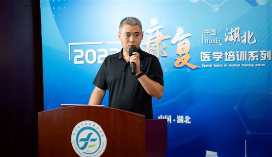男人在舞台上弹吉他

低可信度描述已自动生成