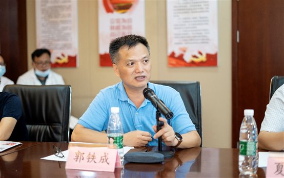 穿着蓝色衣服的人在桌子前

低可信度描述已自动生成